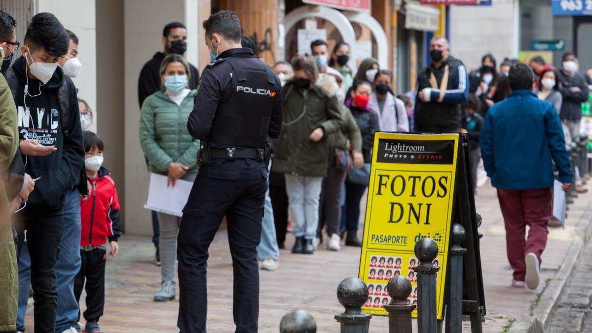 Colas para renovar el DNI en la oficina de la calle hospital la pasada primavera