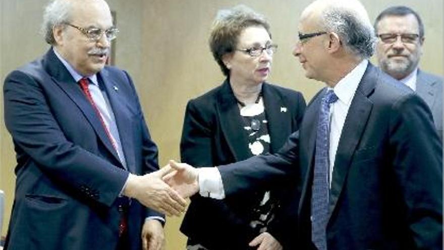 Montoro, ahir, saludant a Mas-Colell en el moment d&#039;arribar al Consell de Política Fiscal i Financera.