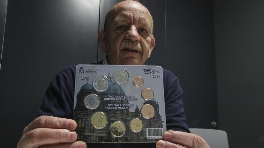 Luis Gutiérrez con unas monedas de colección.