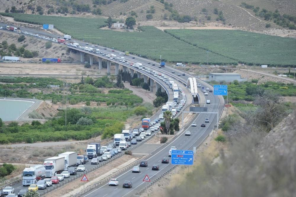 Atascos kilométricos tras el accidente de una furgoneta en la A7