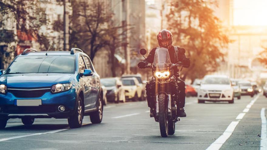 Una persona circula con una motocicleta.