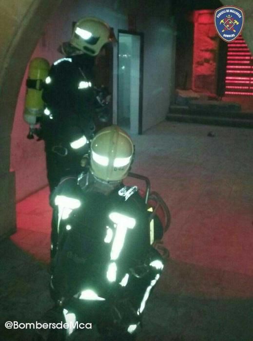 Desalojan una macrofiesta en Marratxí con 1.800 personas por un incendio intencionado