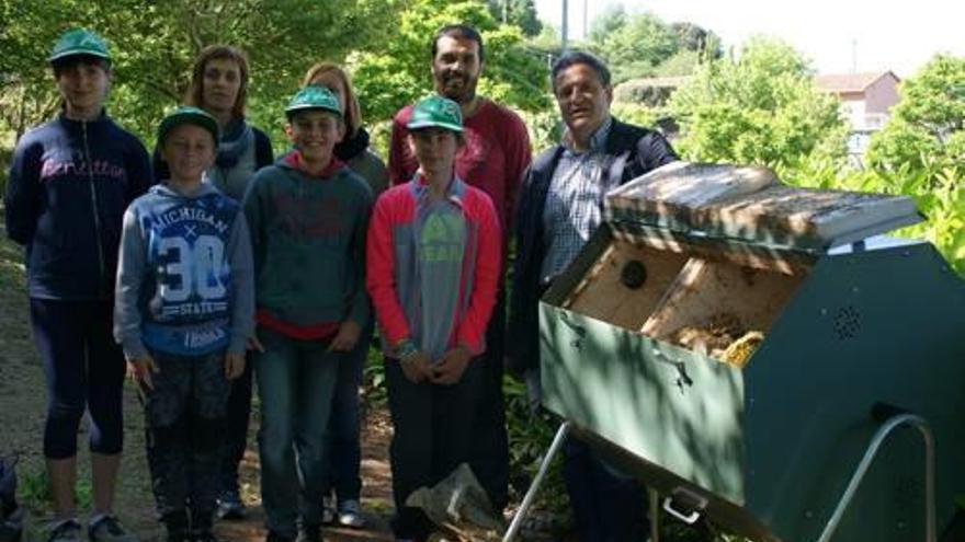 Els alumnes davant del compostador, dinàmic i rotatiu.