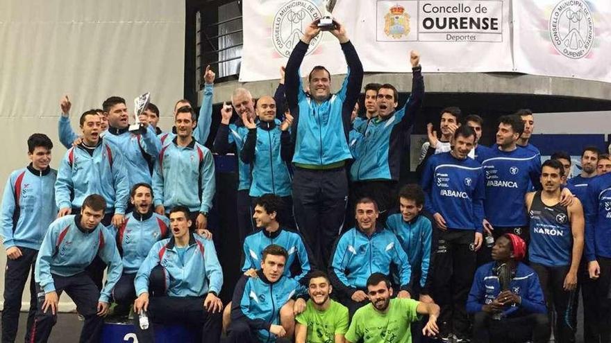 El equipo masculino de la Gimnástica levanta la copa de campeón. // FdV