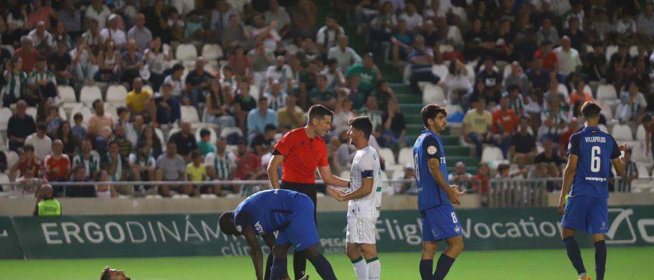 Sánchez Sánchez habla con Javi Flores durante el encuentro entre el Córdoba CF y el Sanse, este domingo.