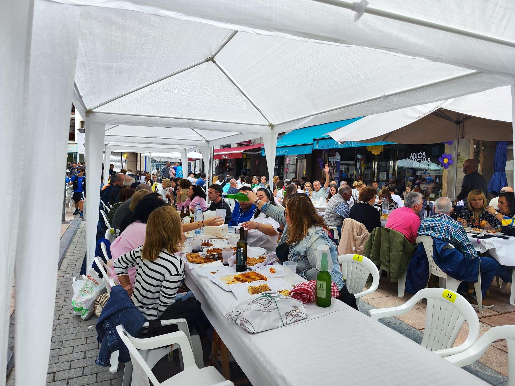 Grado abre boca para Santiago con la comida en la calle