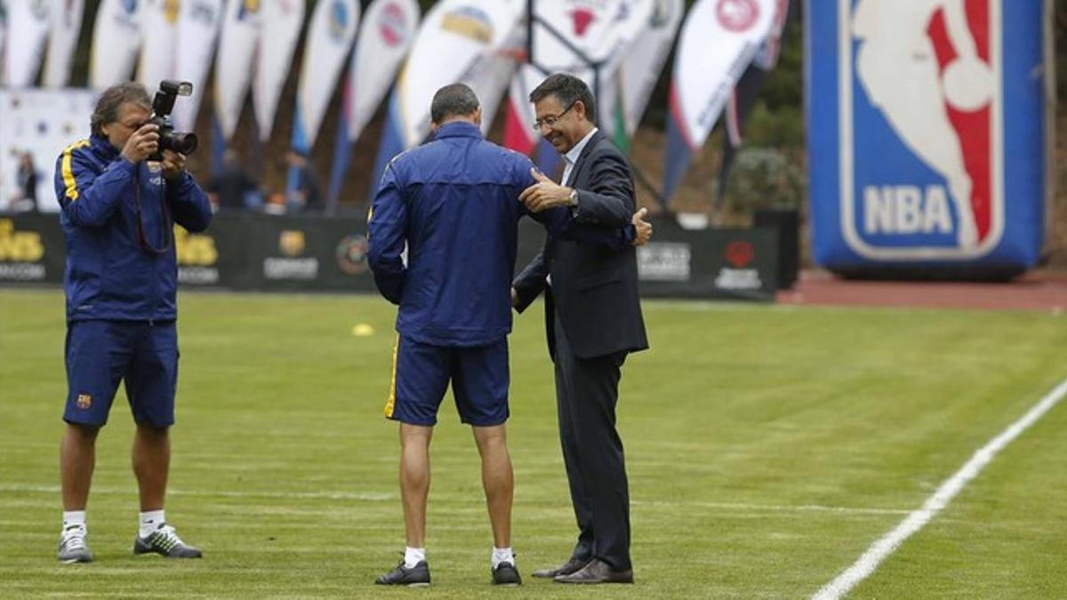 Josep Maria BArtomeu saluda a Luis Enrique a su llegada a San Francisco.