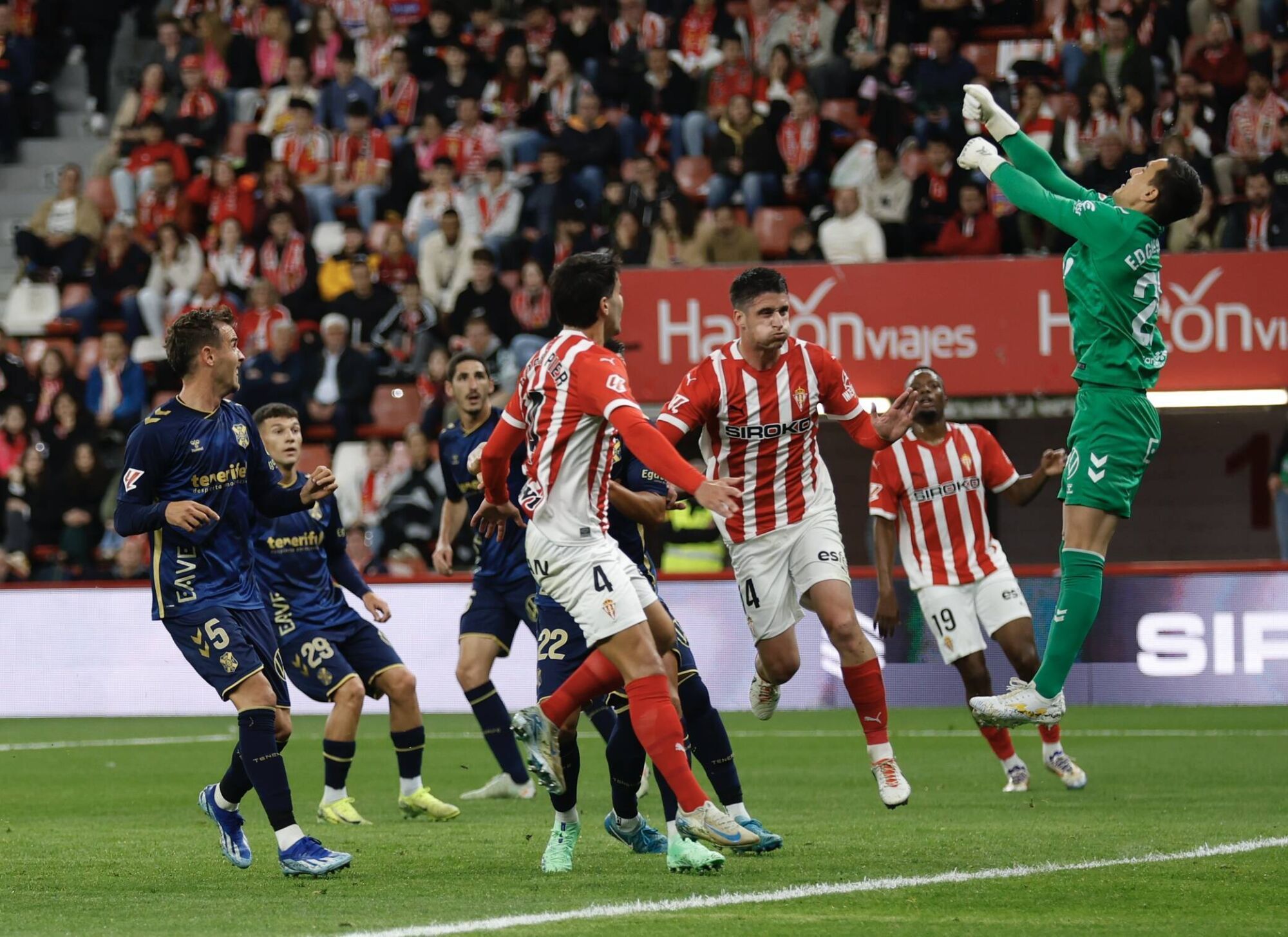 EN IMÁGENES: El Sporting - Tenerife disputado en El Molinón