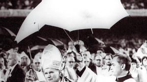 El Papa Juan Pablo II en el Camp Nou, en 1982