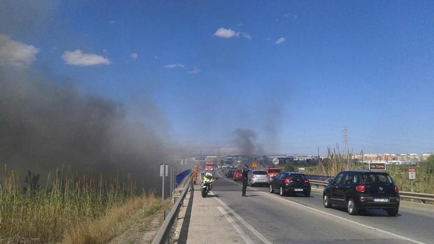 Cortan la carretera de Manises a Paterna por un incendio