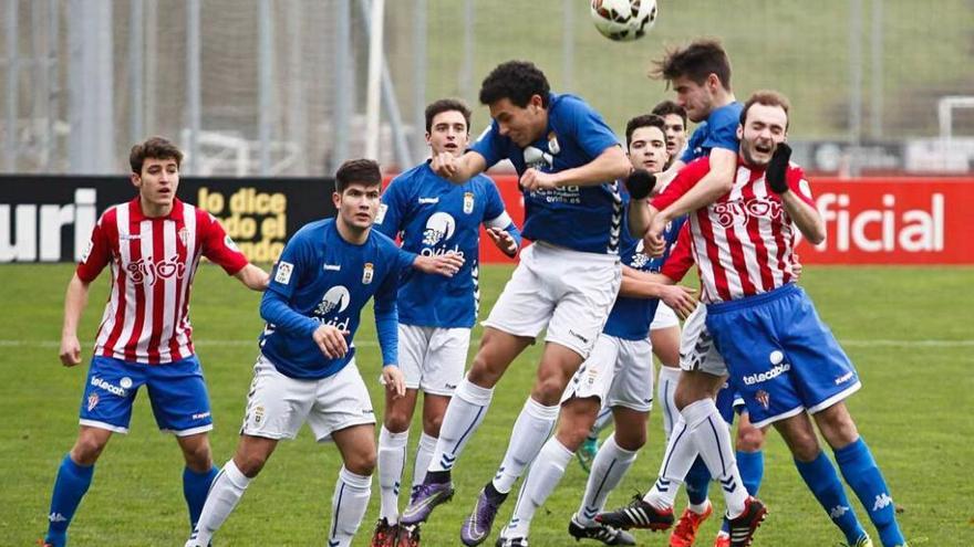 Una acción del derbi entre Sporting y Oviedo de la Liga Nacional de juveniles disputado ayer en Mareo.