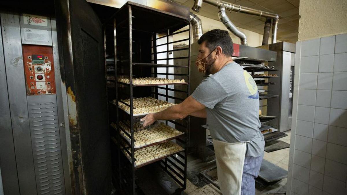 Los ‘panellets’, en bandejas para hornearlos.