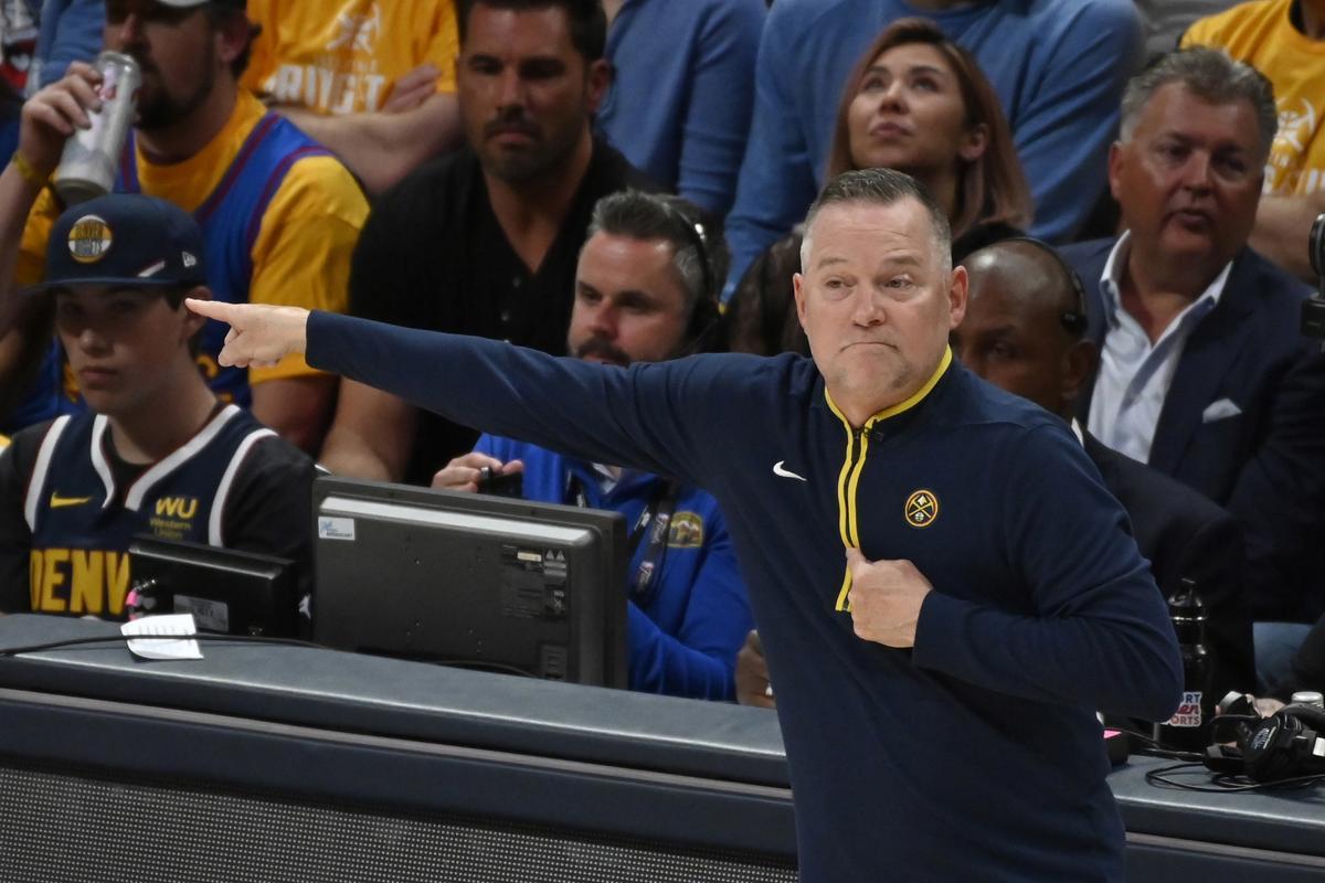 Fotografía tomada el pasado 2 de junio en la que se registró al entrenador de los Nuggets de Denver, Michael Malone, durante el primer de las finales de la NBA, contra los Heat de Miami, en Denver (Colorado, EE.UU.). EFE/Bob Pearson