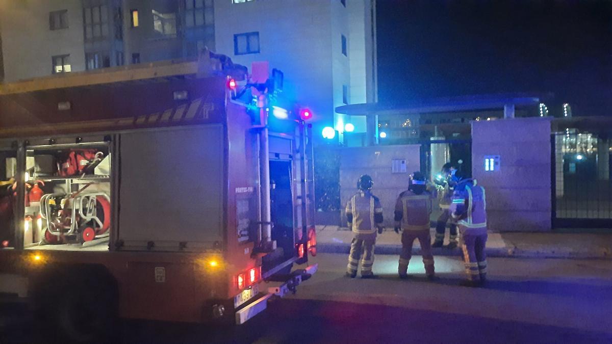 Los bomberos acudieron esta pasada medianoche tras la alerta de incendio en la calle Vista Alegre.