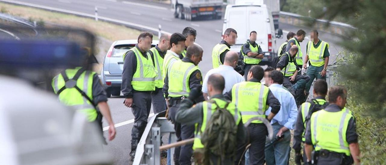 Dispositivo de la guardia civil en la A-52 en busca de pistas.