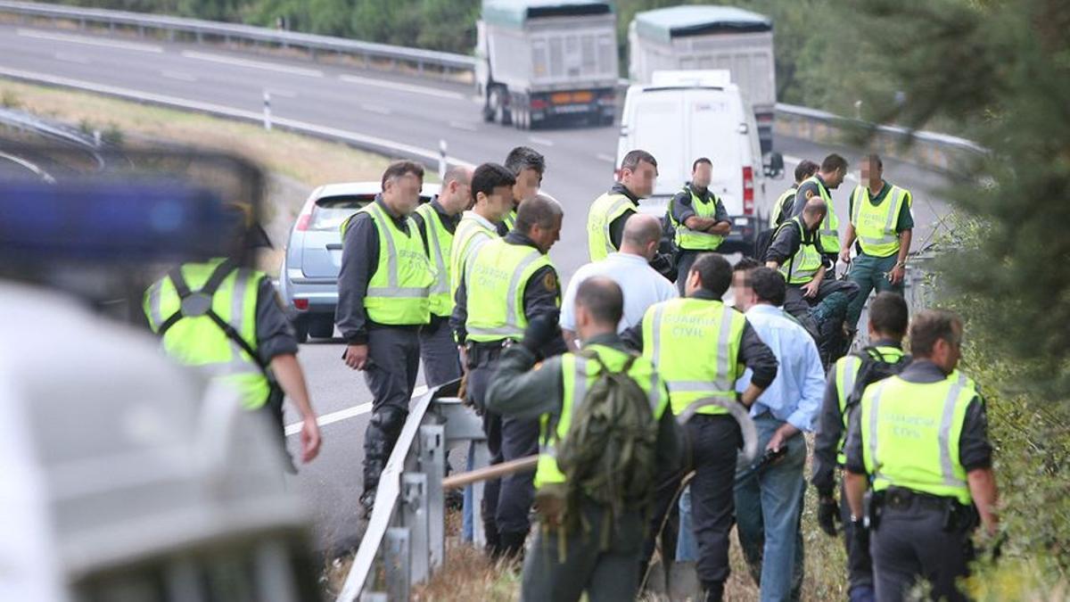 Dispositivo de la guardia civil en la A-52 en busca de pistas.