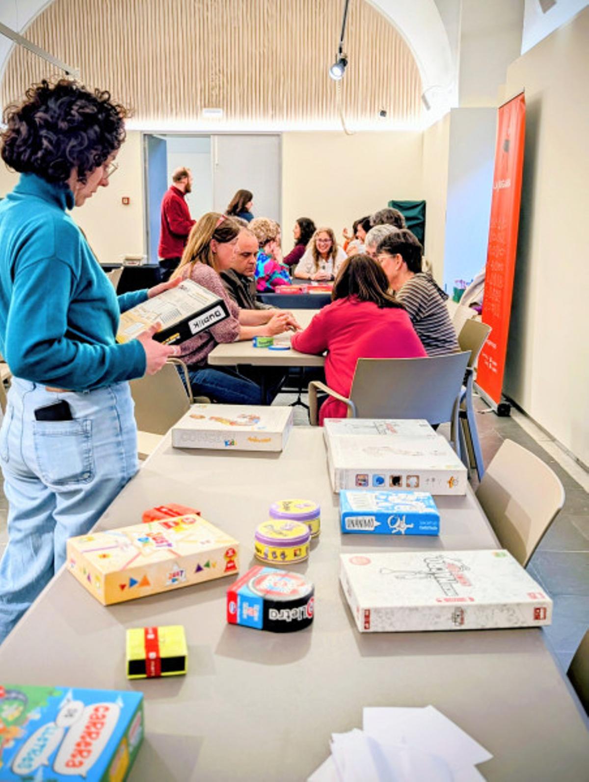 Docents de català proven jocs de taula i materials didàctics