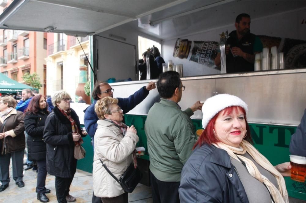 Reparto de pasteles de carne en la plaza del Romea