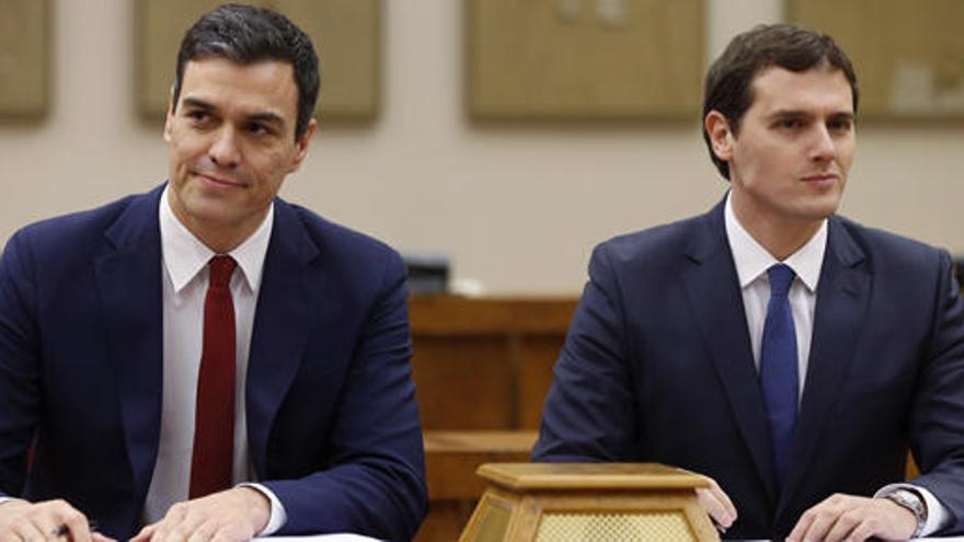 Sánchez y Rivera, durante la firma de su acuerdo.