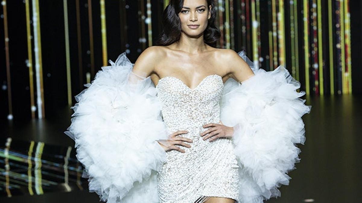 Los diseños de novia que puedes lucir también de noche están en el desfile de Pronovias