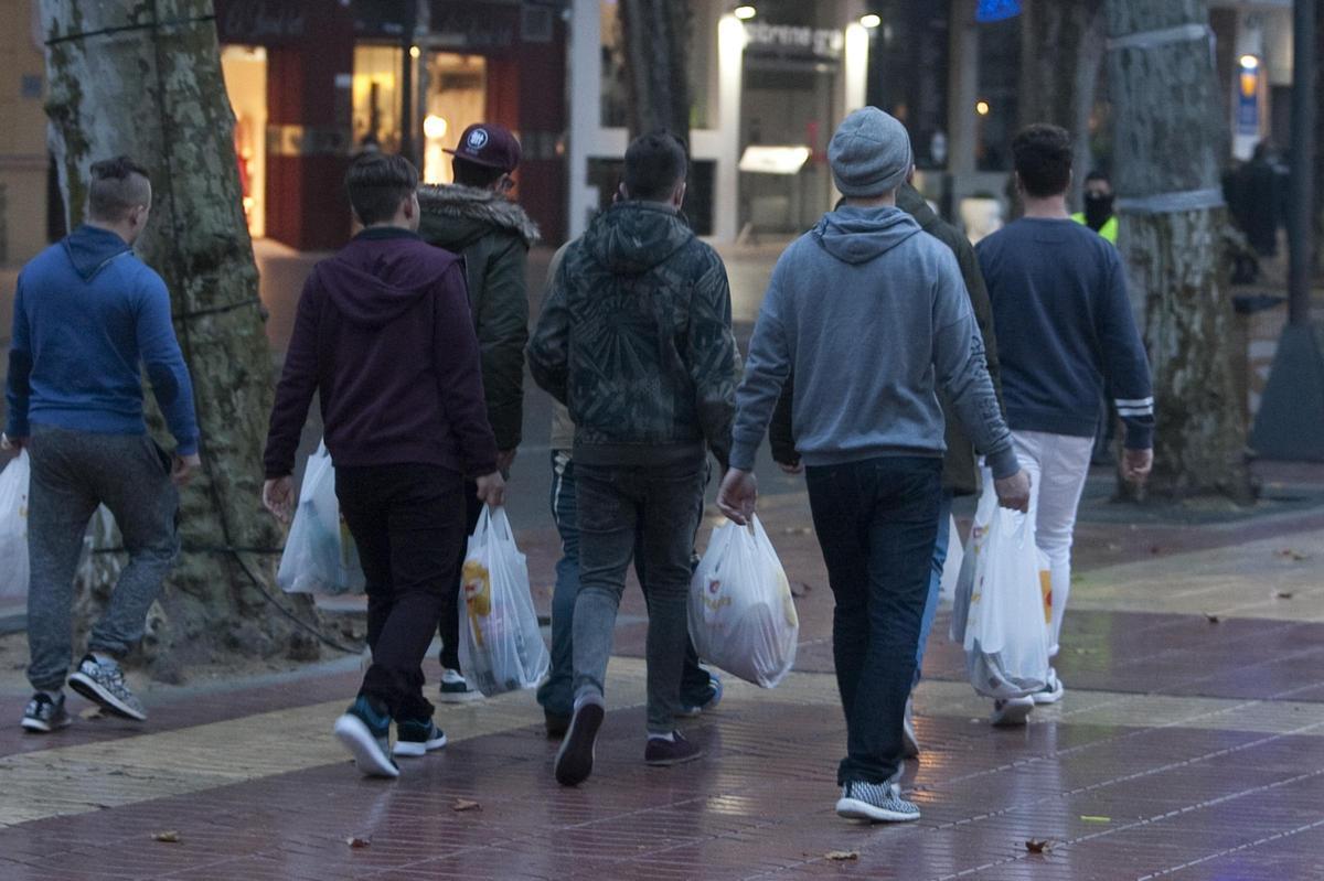 Un grupo de jóvenes en la Albereda de Xàtiva.