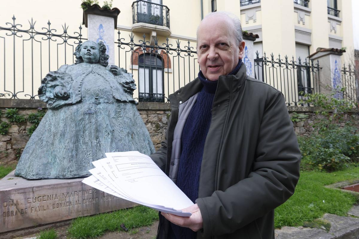 Favila, ante la estatua de Eugenia Martínez Vallejo, en Sabugo.
