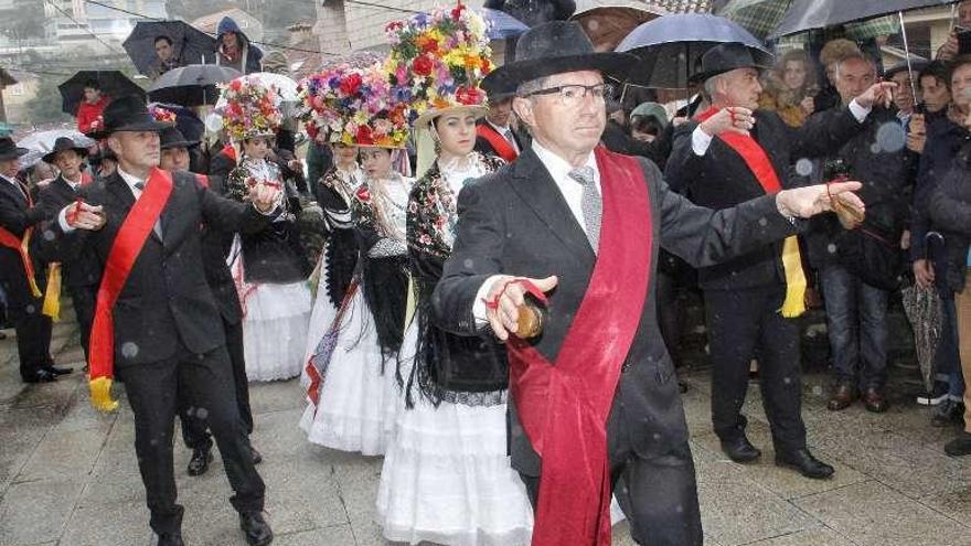 El guía marca los pasos de damas y galanes, ayer en Aldán. // Santos A.