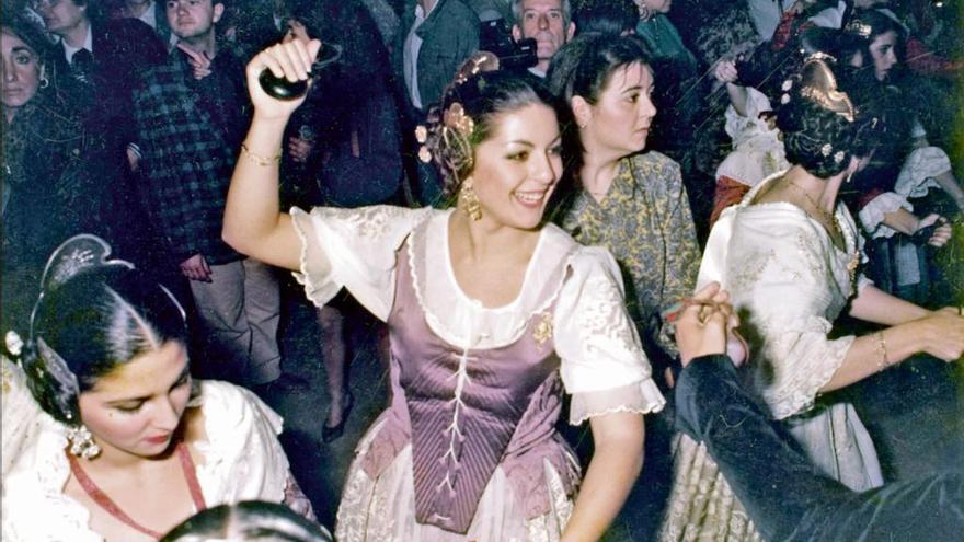 Por qué bailan las falleras en la Dansà a la Verge