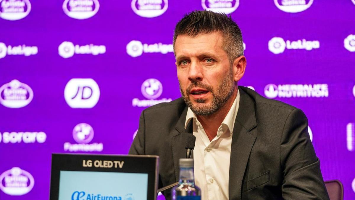 Paulo Pezzolano, entrenador del Real Valladolid, en rueda de prensa.