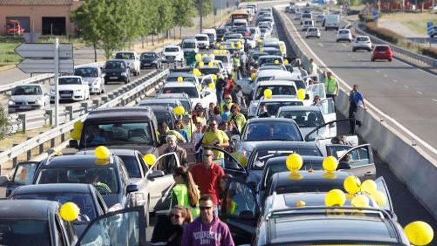 La marxa lenta dels manifestants va provocar cues.