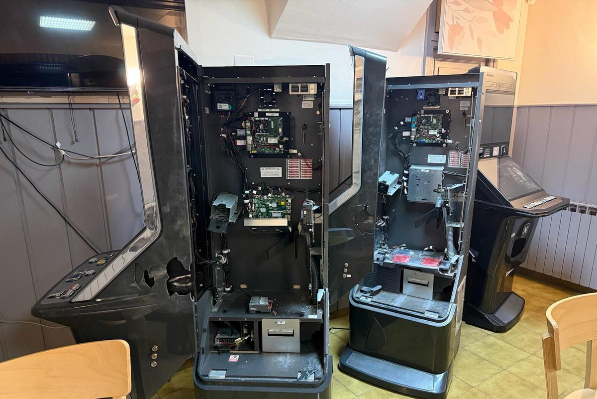 Les màquines escurabutxaques rebentades pels lladres.