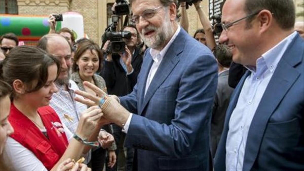 Mariano Rajoy en su paseo por el centro de Murcia, ayer.