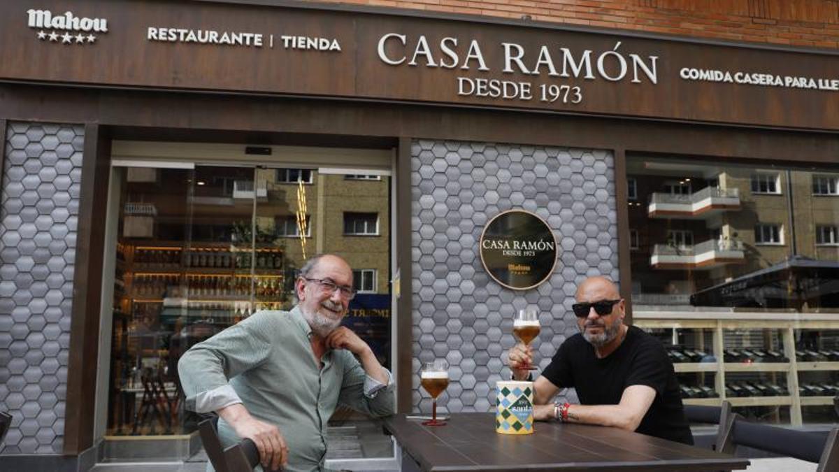 Dos clientes estrenan la terraza del Casa Ramón de la avenida de Galicia.