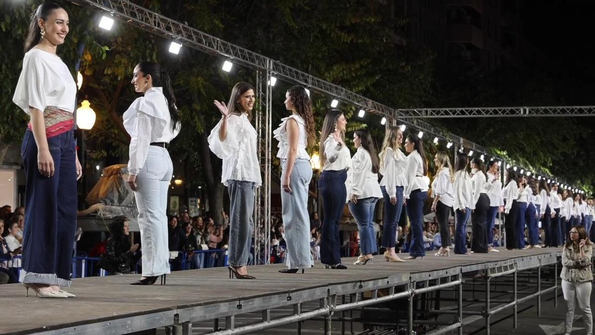 Las aspirantes a Bellea del Foc afinan su puesta en escena en los ensayos de la gala en la Rambla de Alicante