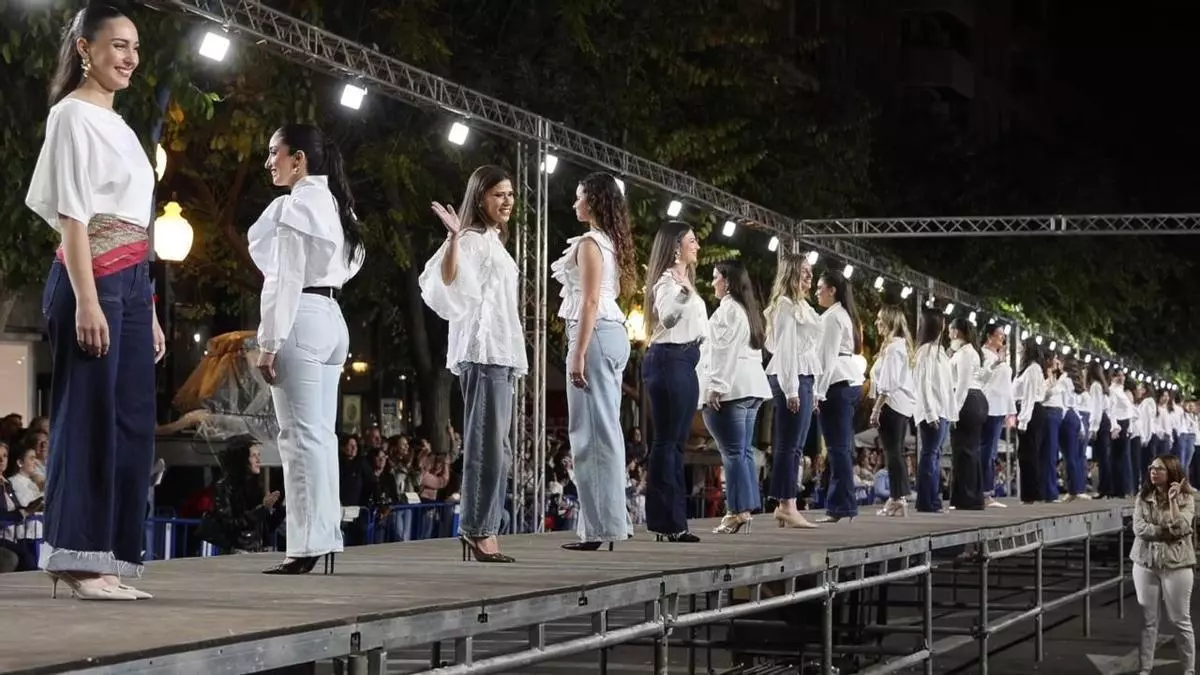 Las aspirantes a Bellea del Foc deslumbran en los ensayos de la Gala de Candidatas de la Rambla de Alicante