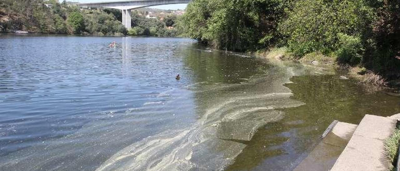 Zona de vertidos de aguas fecales al Miño, en Velle. // Jesús Regal