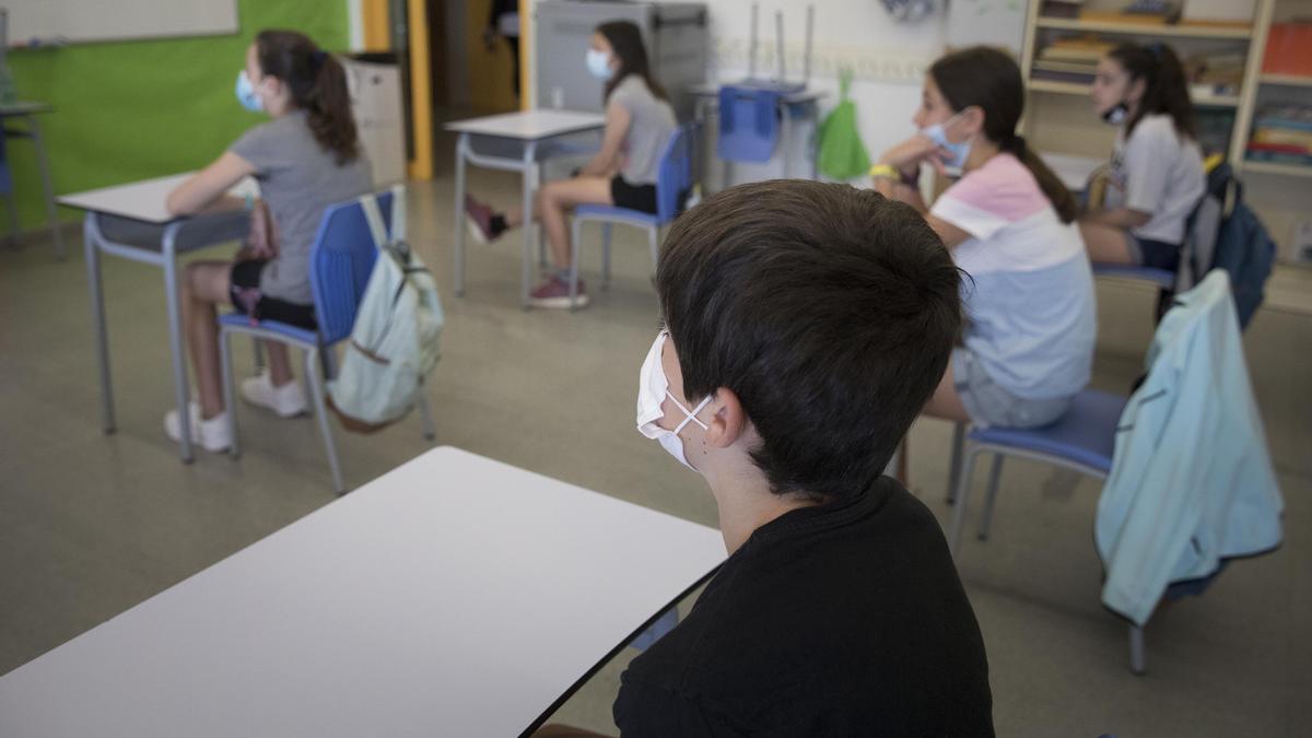 Alumnos de sexto de primaria del Institut Escola Antaviana en el barri de Roquetes , en junio del 2020.