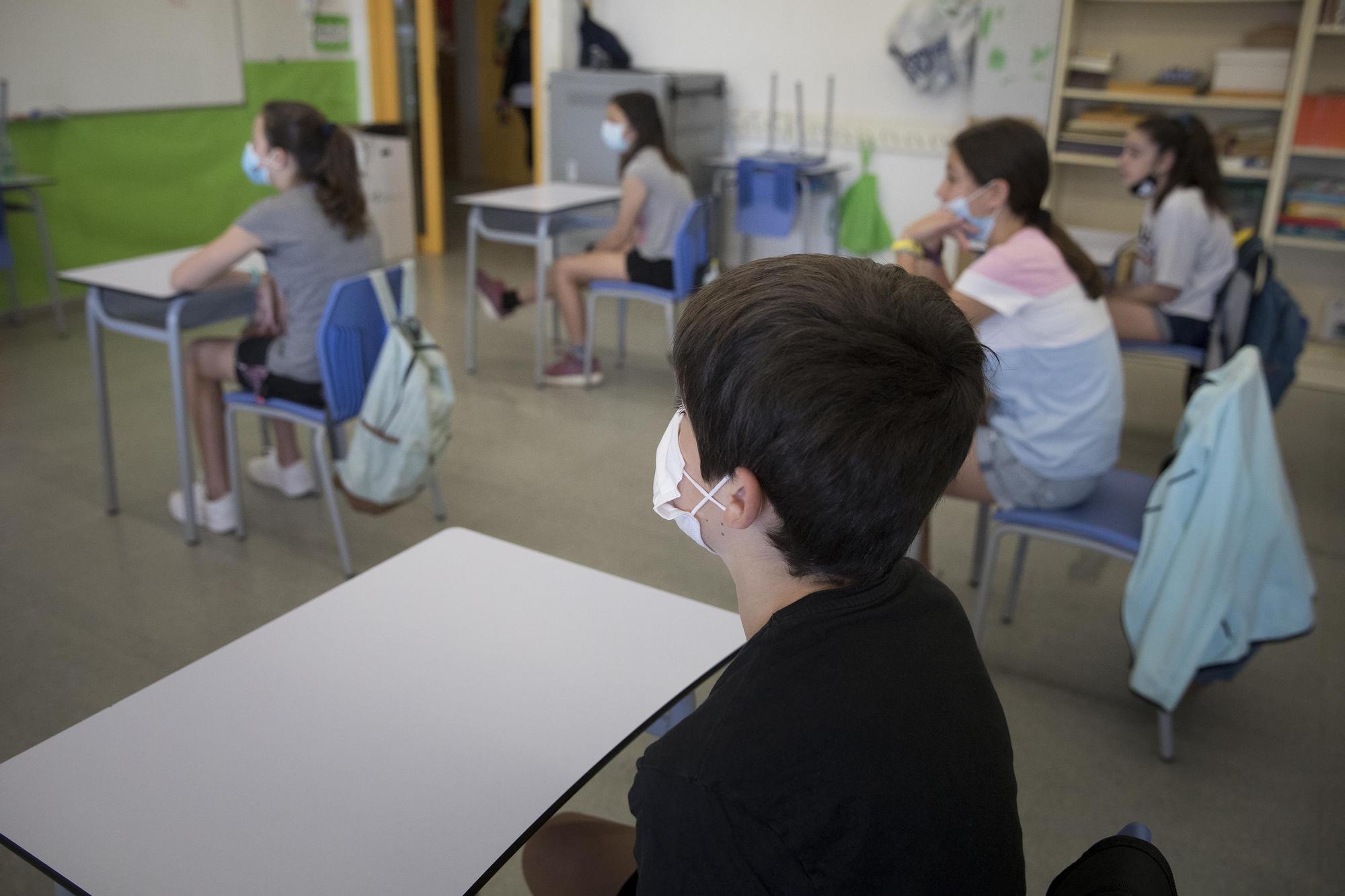 Alumnos de sexto de primaria del Institut Escola Antaviana en el barri de Roquetes , en junio del 2020.