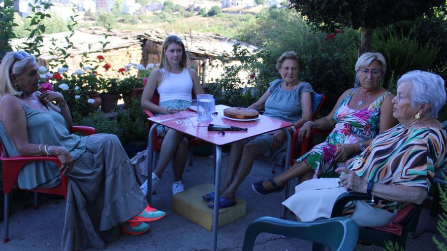 La segunda por la izquierda, la estudiante  norteamericana, que charla con las vecinas de La Raya sobre la Sanidad. | |  A. SAAVEDRA