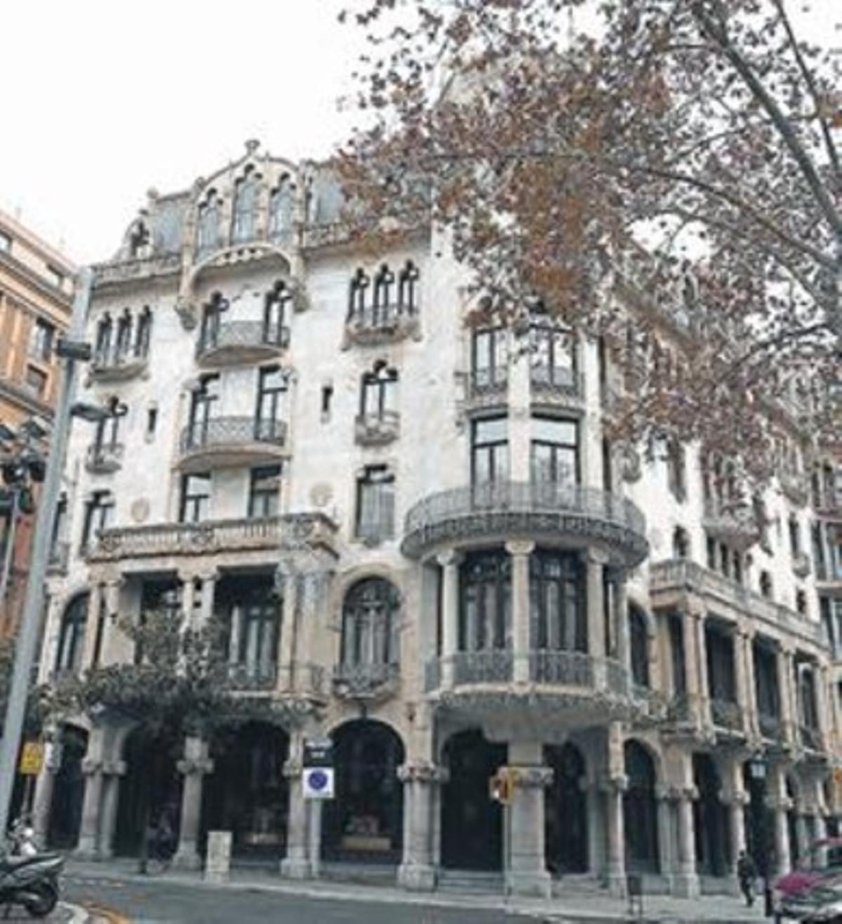 Centenaria 8Fachada de mármol blanco de Casa Fuster.