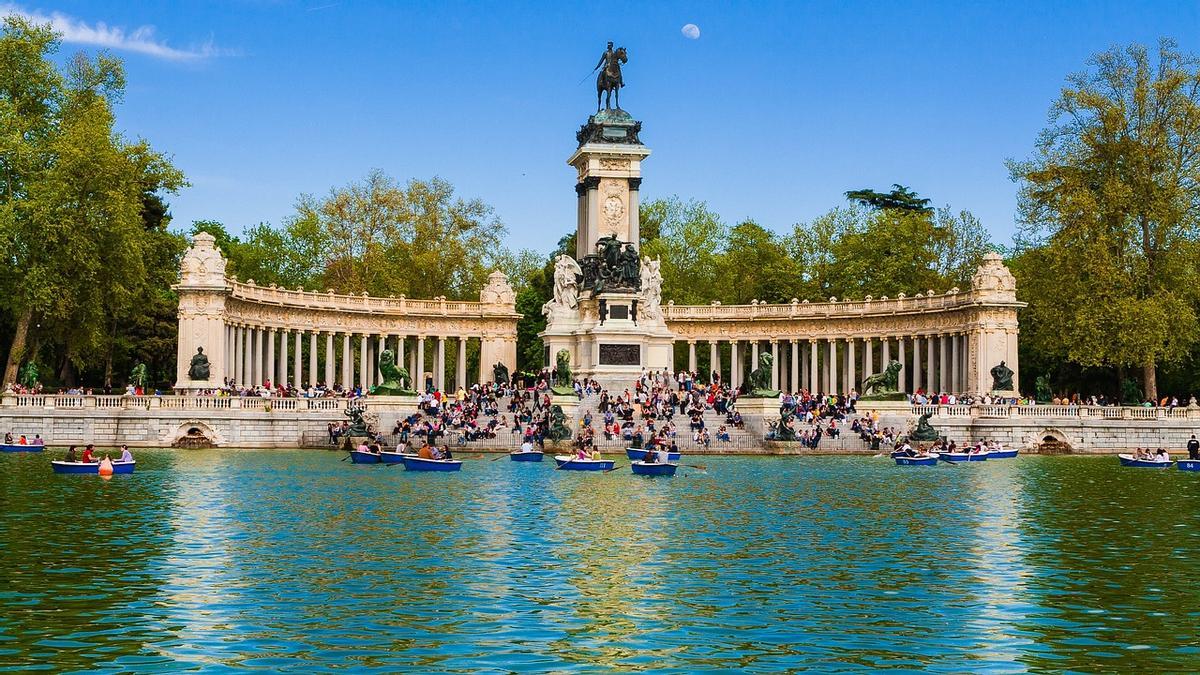 El parque del retiro en Madrid es un lugar perfecto para visitar con niños.
