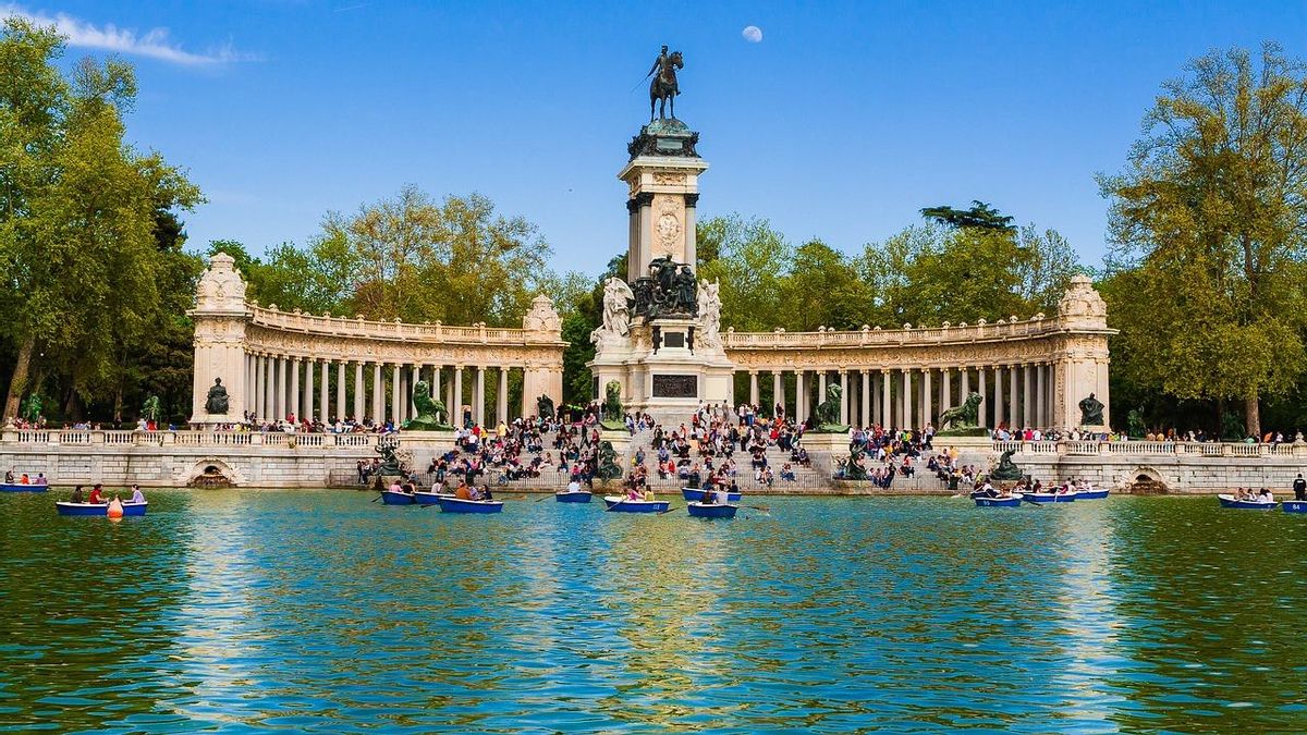 El parque del retiro en Madrid es un lugar perfecto para visitar con niños.