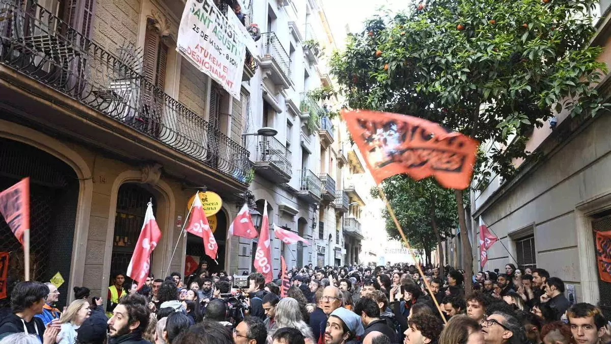 Directo | Aplazado el desahucio del bloque Sant Agustí en Gràcia gracias a la presión ciudadana