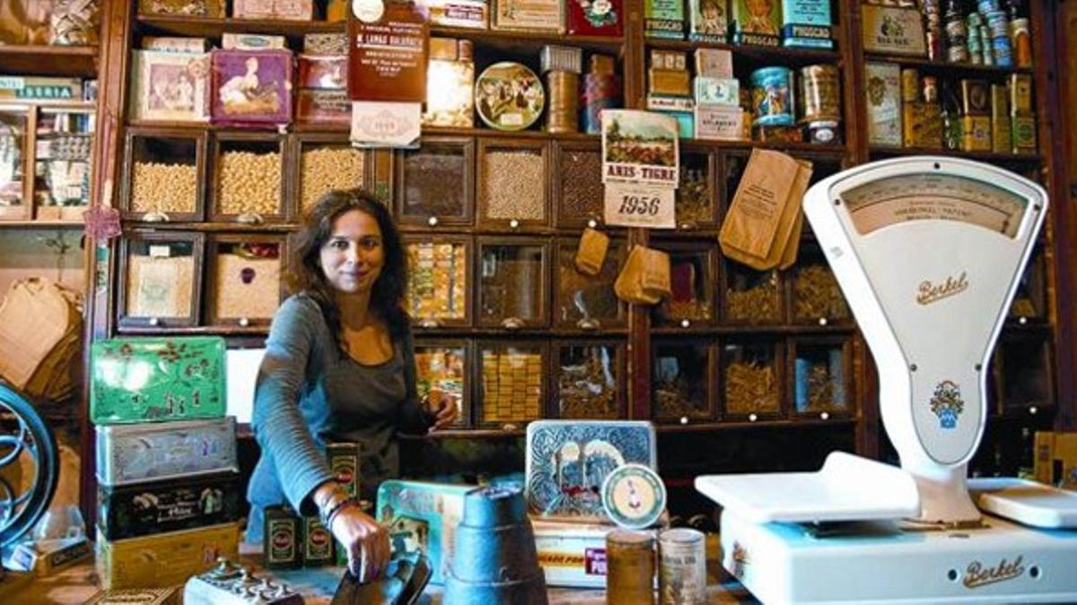 Mireia Font, que posa en su tienda museo, casa Leonardo, quiere crear productos ecoturísticos a partir del senderismo