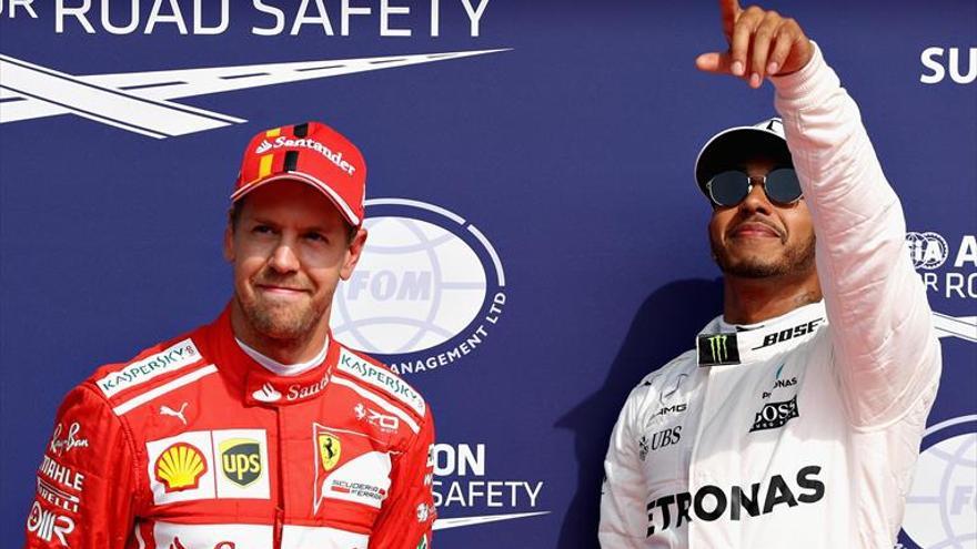 Vettel celebra la renovación y Hamilton, un récord mítico