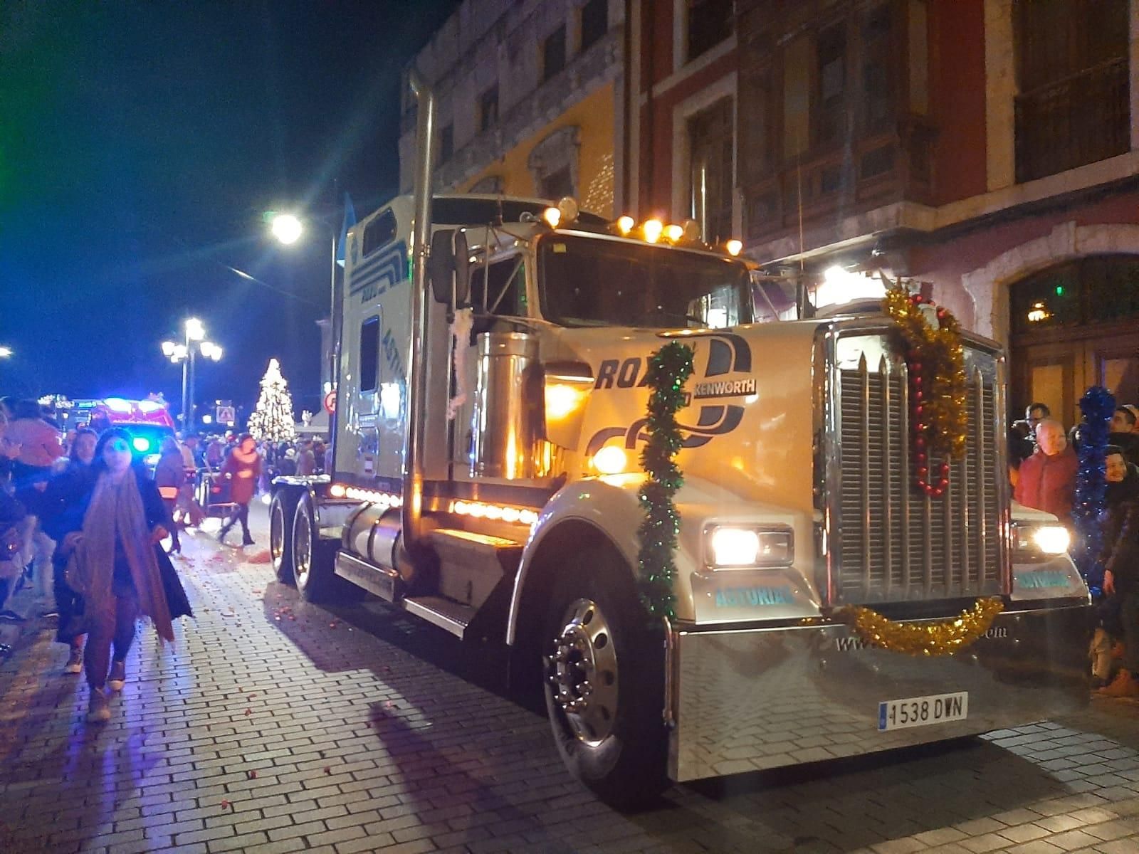 Los Reyes, en dromedario en la Pola: así ha sido la cabalgata de la capital sierense