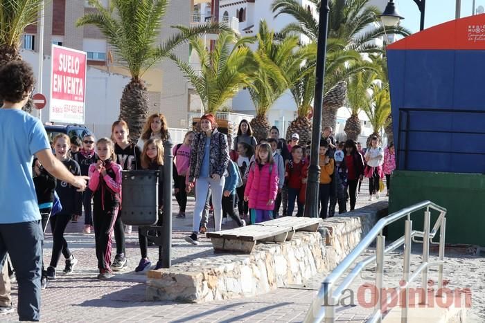 Un 'SOS' gigante para el Mar Menor formado por escolares en Villananitos