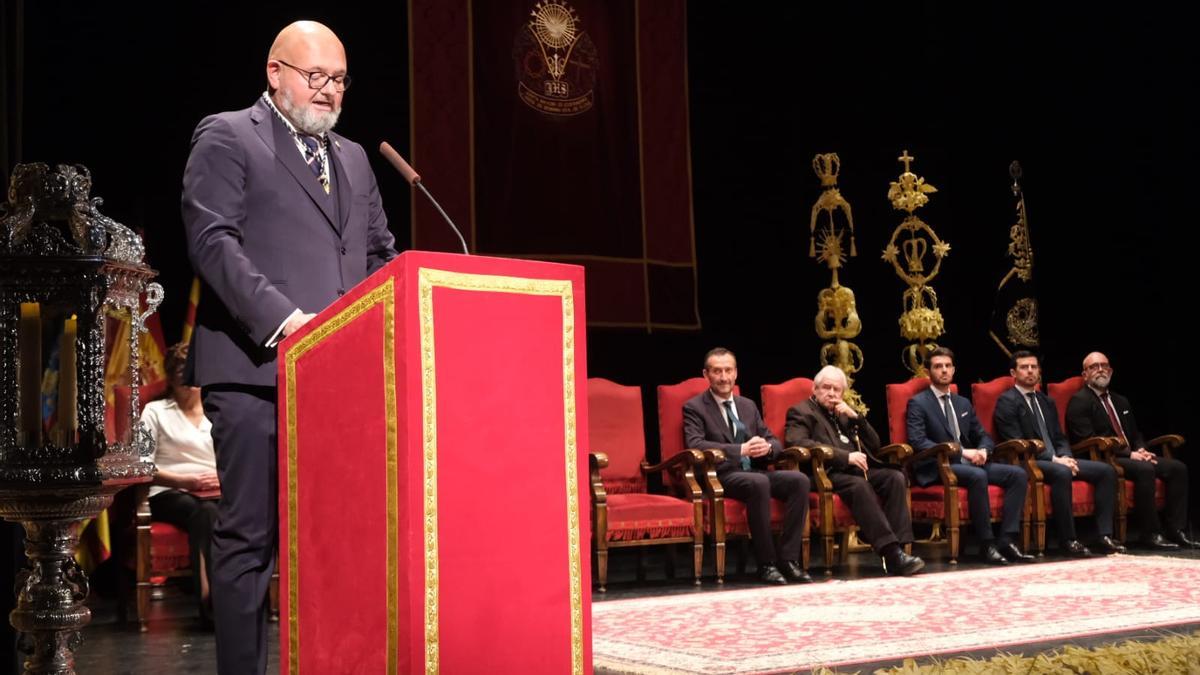El presidente de la Junta Mayor, Joaquín Martínez, presenta el acto en el Gran Teatro
