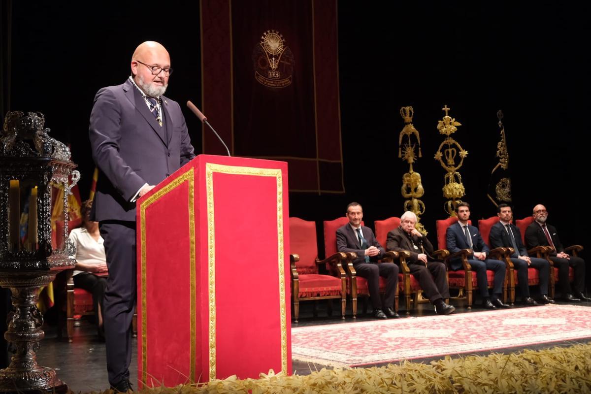 El presidente de la Junta Mayor, Joaquín Martínez, presenta el acto en el Gran Teatro