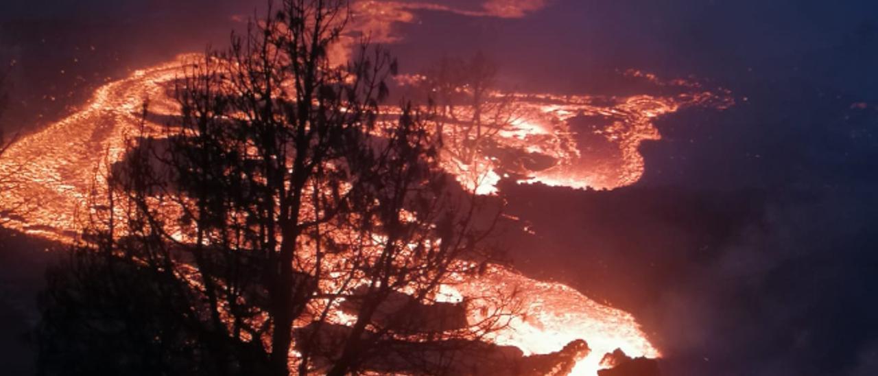 La lava de la nueva colada del volcán avanza a gran velocidad sobre La Palma.